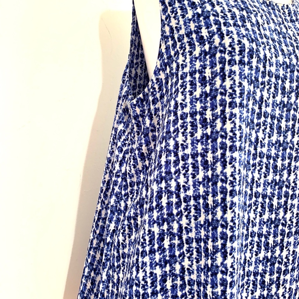 Chico’s Trapeze Blue & White Print Sleeveless Blouse - Picture 3 of 10